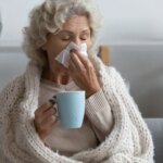 Lo que las personas mayores de 60 años nunca deben hacer cuando están enfermas