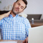 Ejercicios recomendados por fisioterapeutas para aliviar el dolor cervical en la oficina Ejercicios recomendados por fisioterapeutas para aliviar el dolor cervical en la oficina
