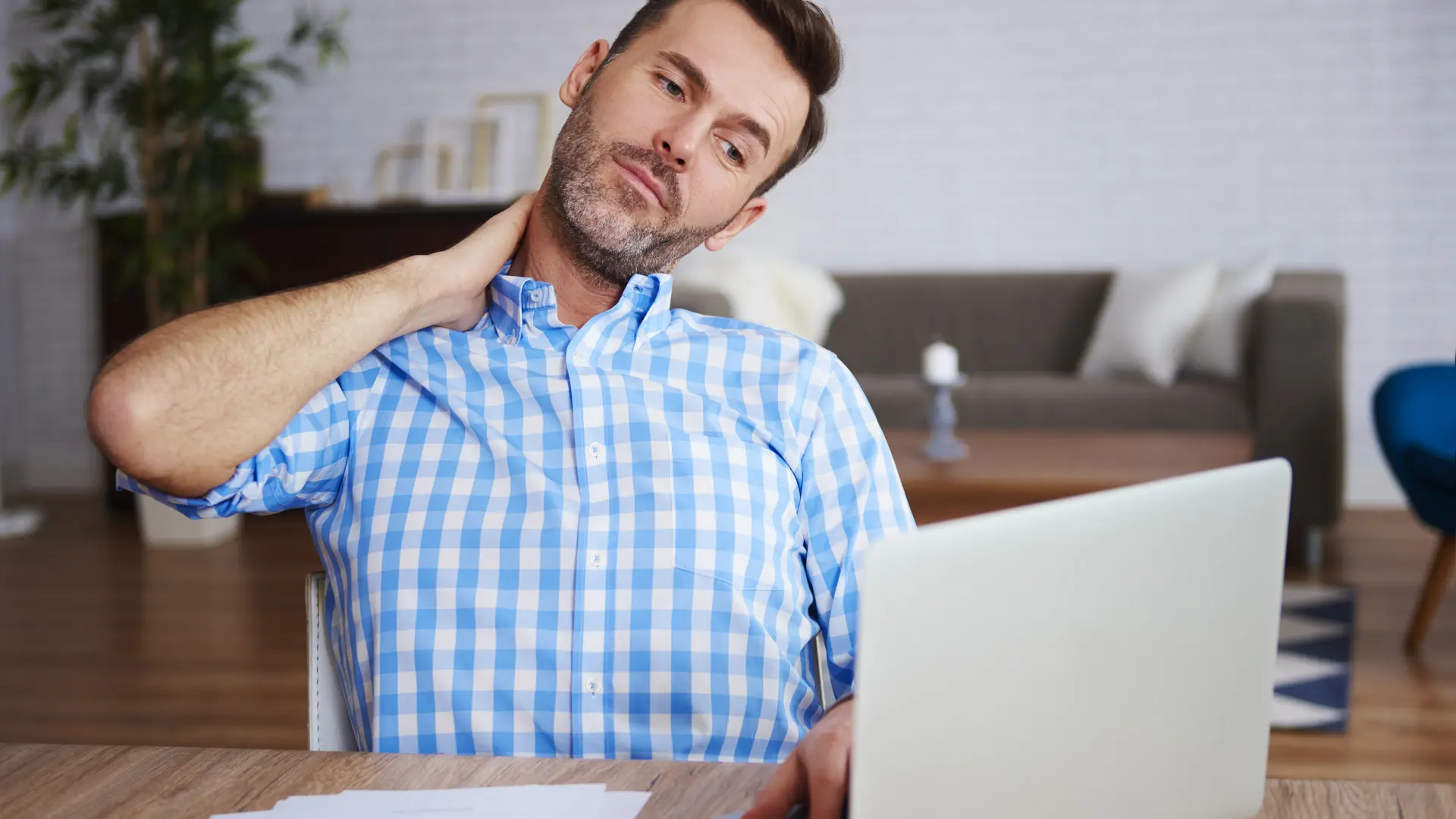 Ejercicios recomendados por fisioterapeutas para aliviar el dolor cervical en la oficina Ejercicios recomendados por fisioterapeutas para aliviar el dolor cervical en la oficina