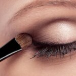 El truco de una maquilladora para quitarte 10 años de edad: usar bronceador como delineador