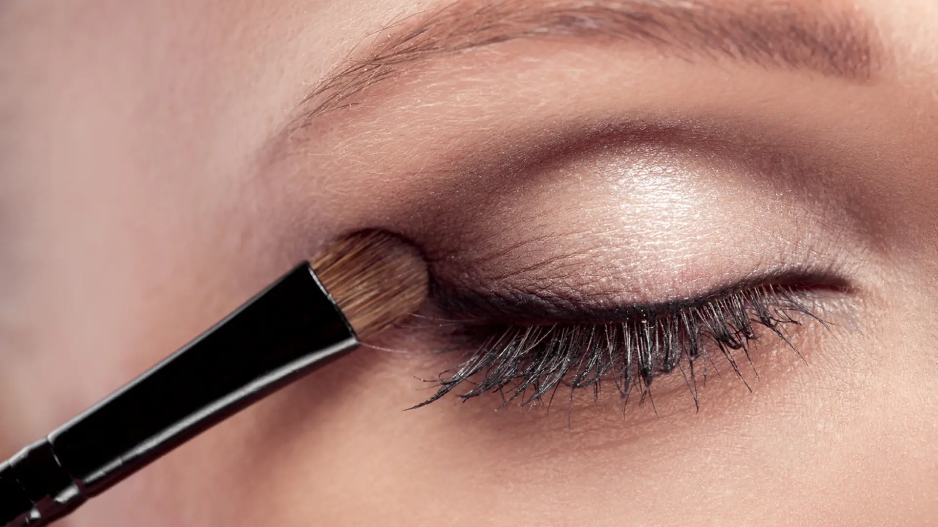El truco de una maquilladora para quitarte 10 años de edad: usar bronceador como delineador El truco de una maquilladora para quitarte 10 años de edad: usar bronceador como delineador