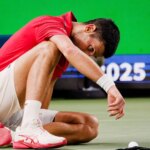 Novak Djokovic se niega a hablar de sus problemas físicos tras la derrota ante Vacherot: «Siguiente pregunta»