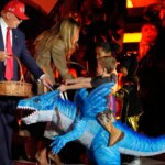 Trump y Melania se convierten en anfitriones del Halloween y entregan dulces a decenas de niños disfrazados en la Casa Blanca