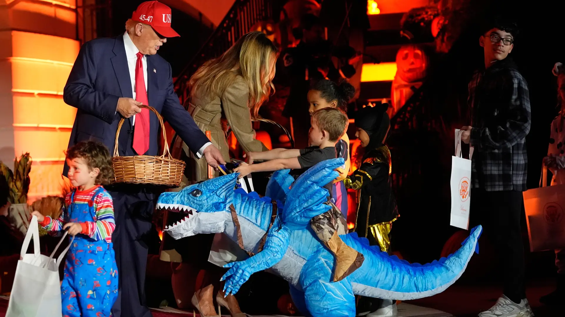 Trump y Melania se convierten en anfitriones del Halloween y entregan dulces a decenas de niños disfrazados en la Casa Blanca