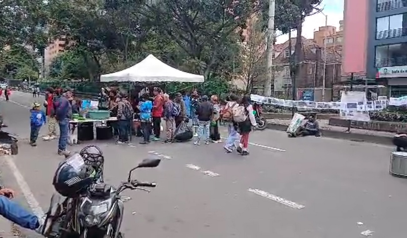 Instalan olla comunitaria frente a la Universidad Pedagógica, en calle 72 Instalan olla comunitaria frente a la Universidad Pedagógica, en calle 72