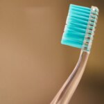 El motivo por el que no debes dejar tu cepillo de dientes en un vaso en el lavabo, según un dentista: «Es un error común» El motivo por el que no debes dejar tu cepillo de dientes en un vaso en el lavabo, según un dentista: «Es un error común»