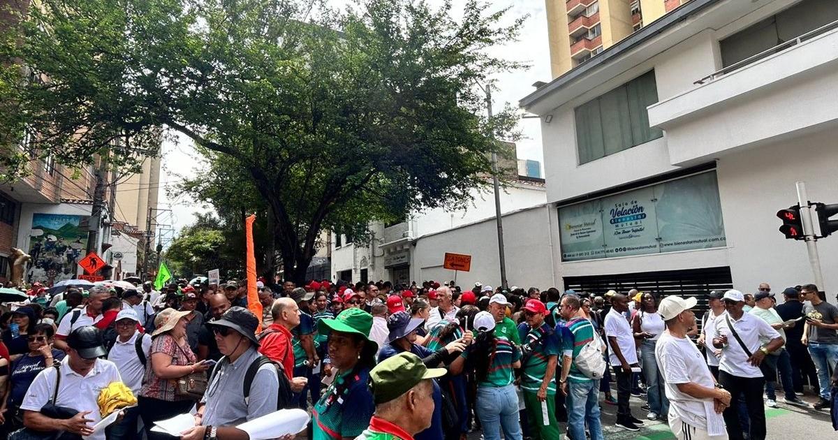 Noticias Medellín: Docentes se movilizan por las vías del centro
