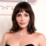 su anillo de compromiso y su misterioso prometido