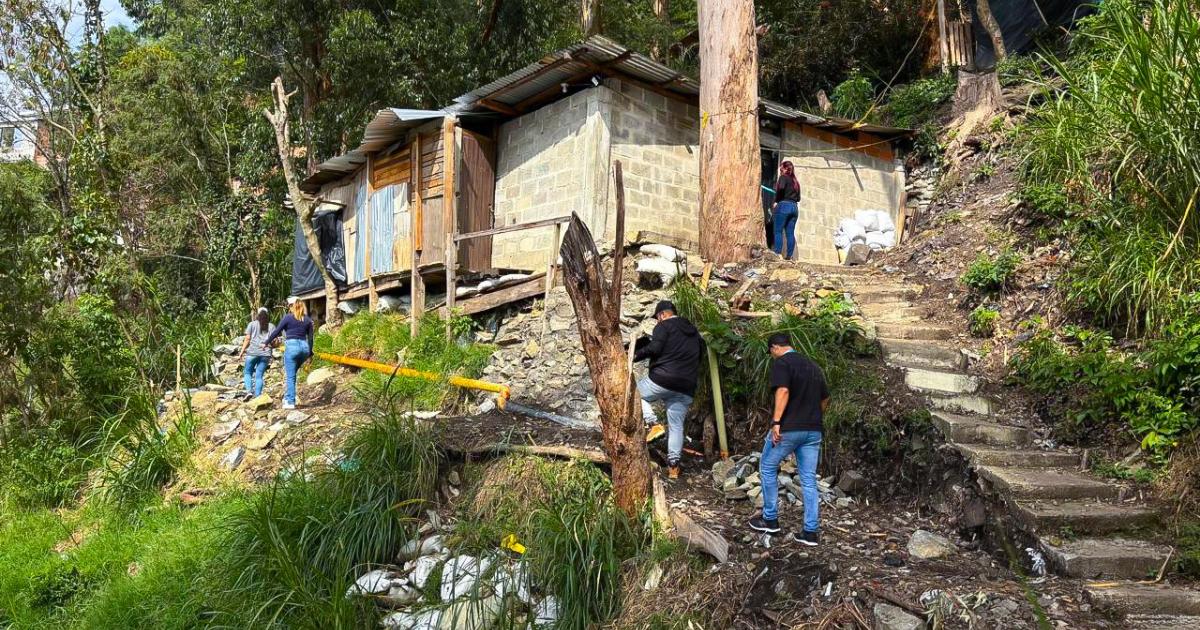 Noticias Medellín: 21 familias en riesgo por construcciones ilegales Noticias Medellín: 21 familias en riesgo por construcciones ilegales