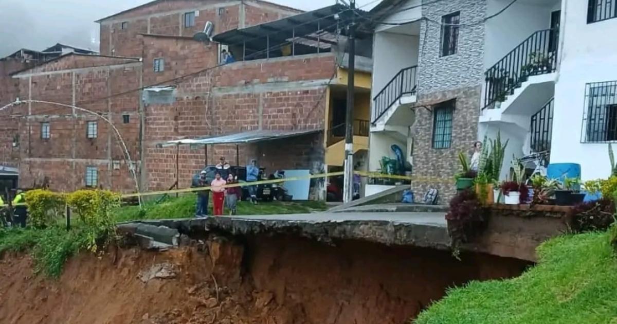 Noticias Antioquia: Desprendimiento de tierra tiene en riesgo 20 viviendas