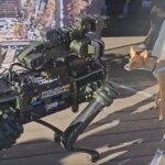 «¿Quién es ese?» El curioso encuentro entre el robot Sira de la Policía y un perro extrañado