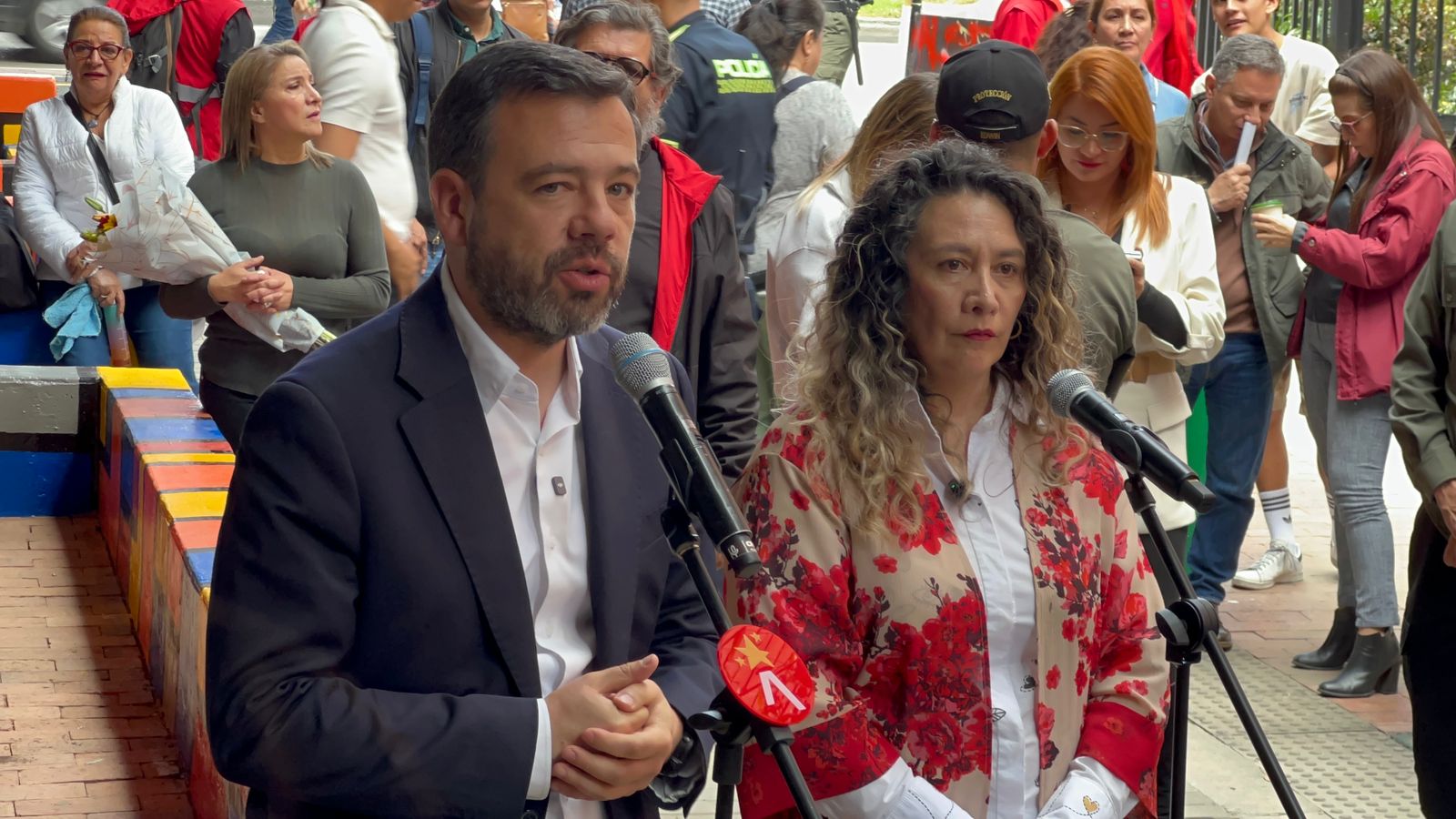 Alcalde Galán anuncia investigación de explosión de granada en Kennedy Alcalde Galán anuncia investigación de explosión de granada en Kennedy