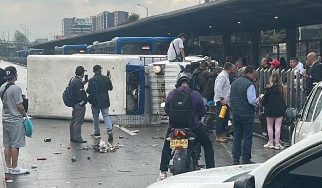 Camión volcado bloquea media avenida El Dorado en plena hora pico Camión volcado bloquea media avenida El Dorado en plena hora pico