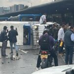 Camión volcado bloquea media avenida El Dorado en plena hora pico