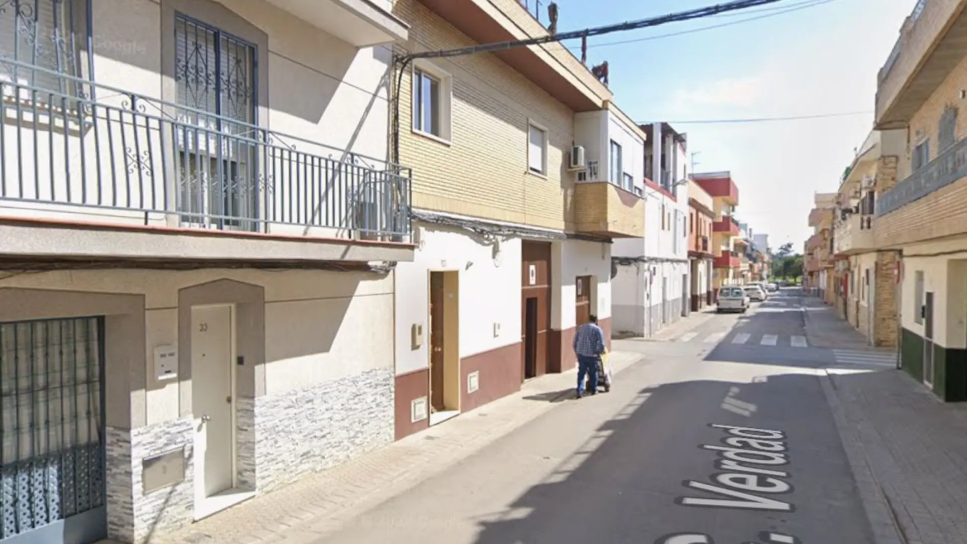 Denuncian el desahucio de 11 familias con nueve menores en un barrio de Sevilla: "Quiero mi casa, la he pagado"