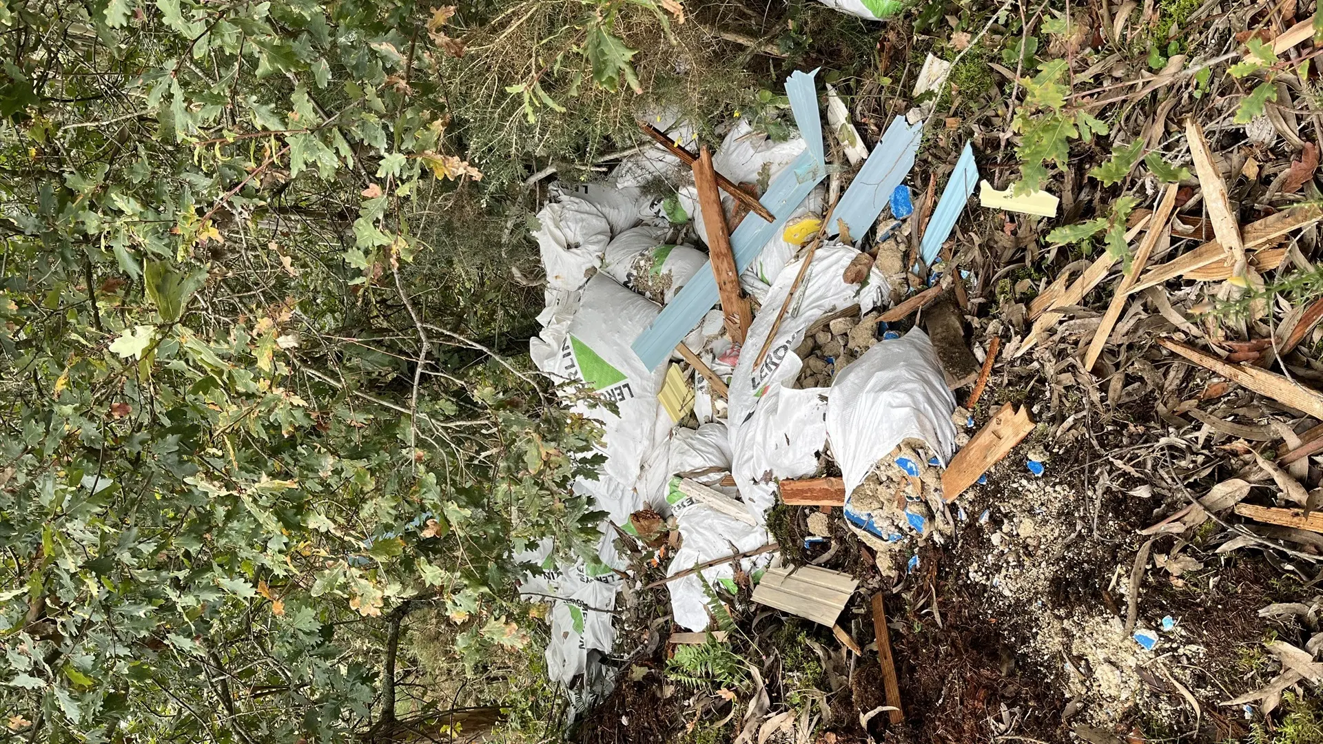 Denuncian un vertido de residuos de obra en el yacimiento arqueológico de Pena Furada, en Coirós Denuncian un vertido de residuos de obra en el yacimiento arqueológico de Pena Furada, en Coirós