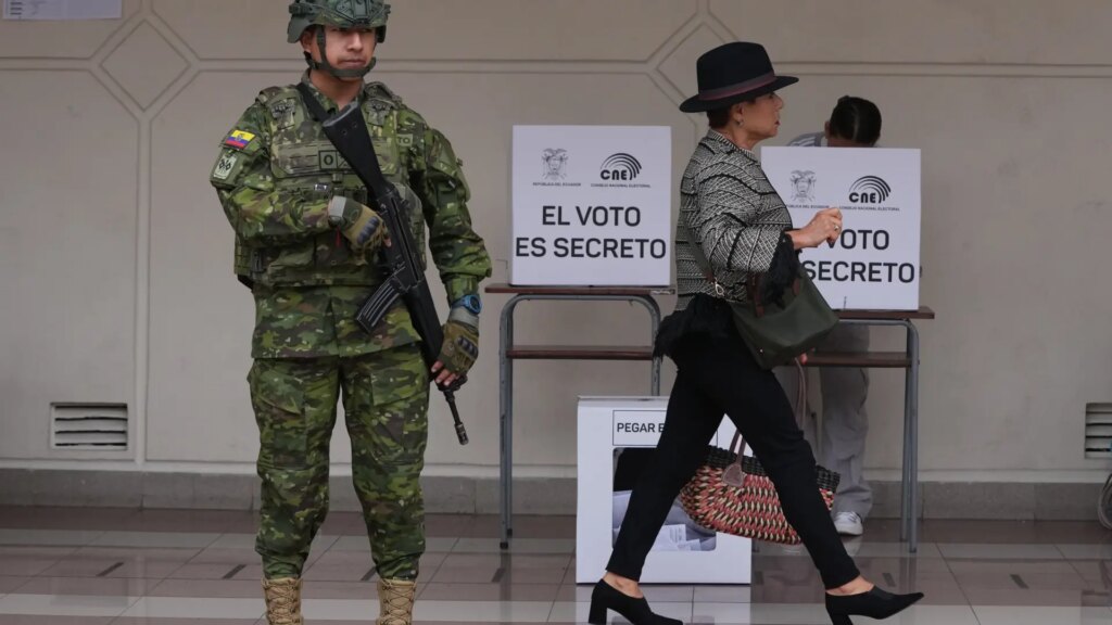 Ecuador rechaza cambiar la Constitución y las bases extranjeras Ecuador rechaza cambiar la Constitución y las bases extranjeras