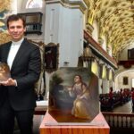 El increíble regreso a una iglesia de Bogotá de un cuadro robado hace 40 años, reaparecido en una subasta uruguaya El increíble regreso a una iglesia de Bogotá de un cuadro robado hace 40 años, reaparecido en una subasta uruguaya