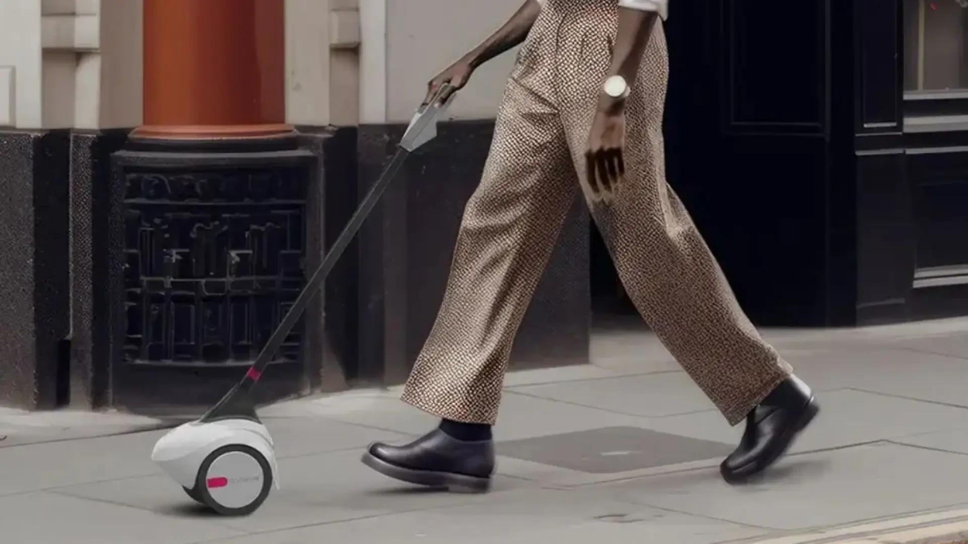 El último invento para personas ciegas o con baja visión es un robot autónomo que les guía como un lazarillo