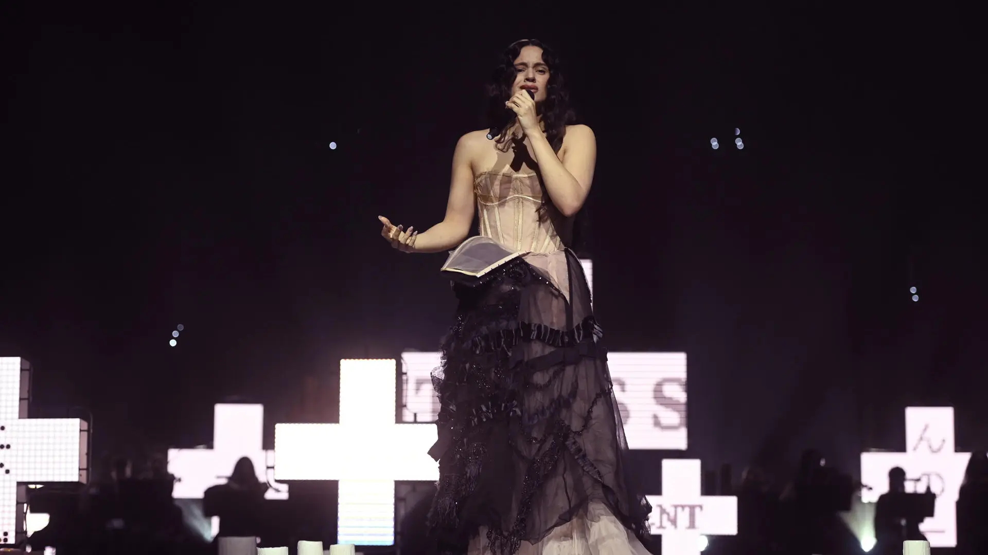 Rosalía emociona al cantar por primera vez en directo ‘Lux’ en Los40 Music Awards en Valencia