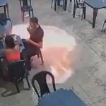 Una cámara capta cómo un cigarrillo está a punto de causar una tragedia en una gasolinera en Brasil