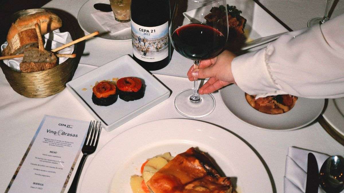 Cordero, vino y ponche segoviano: el menú castellano que une a la bodega Cepa 21 y al restaurante Marmalé en Madrid