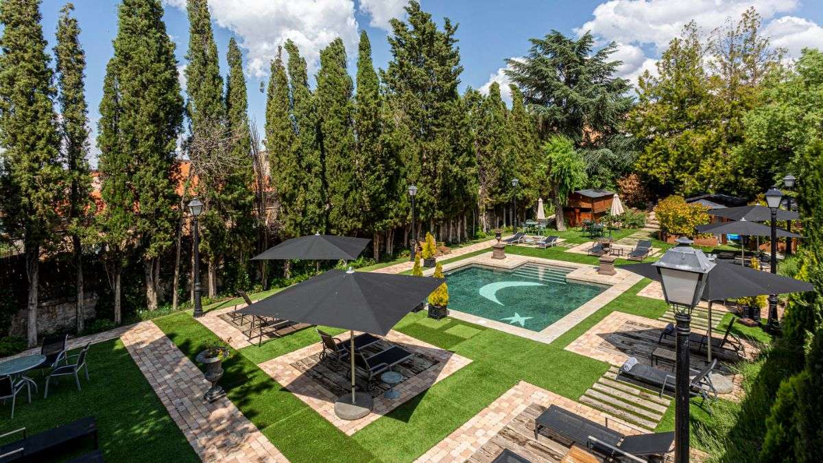 Así es La Casa del Presidente, el hotel boutique dentro de la muralla de Ávila que guarda el legado de Adolfo Suárez