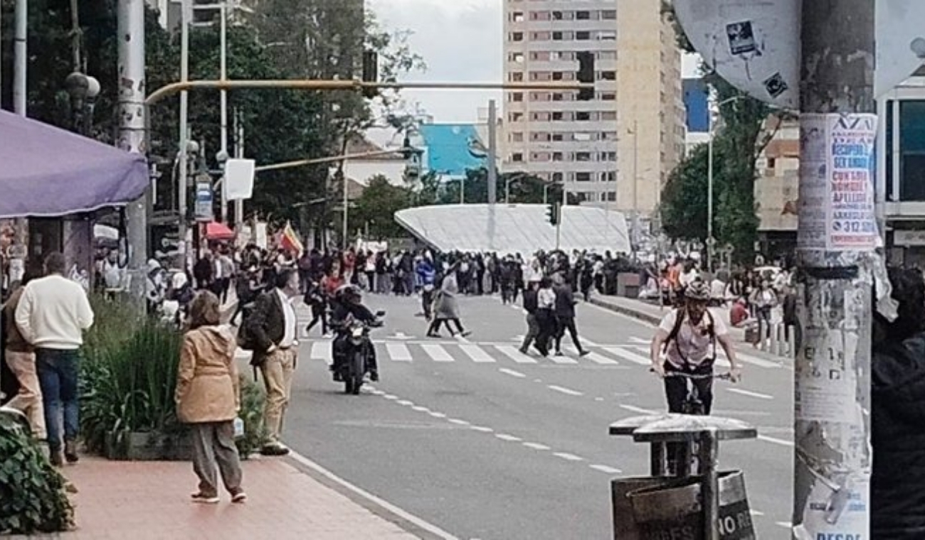 Manifestaciones frenan TransMilenio en la 26: cerraron cuatro estaciones Manifestaciones frenan TransMilenio en la 26: cerraron cuatro estaciones