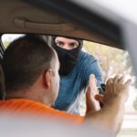 Cómo pedir ayuda a la Policía si pasajeros intentan robarle el carro
