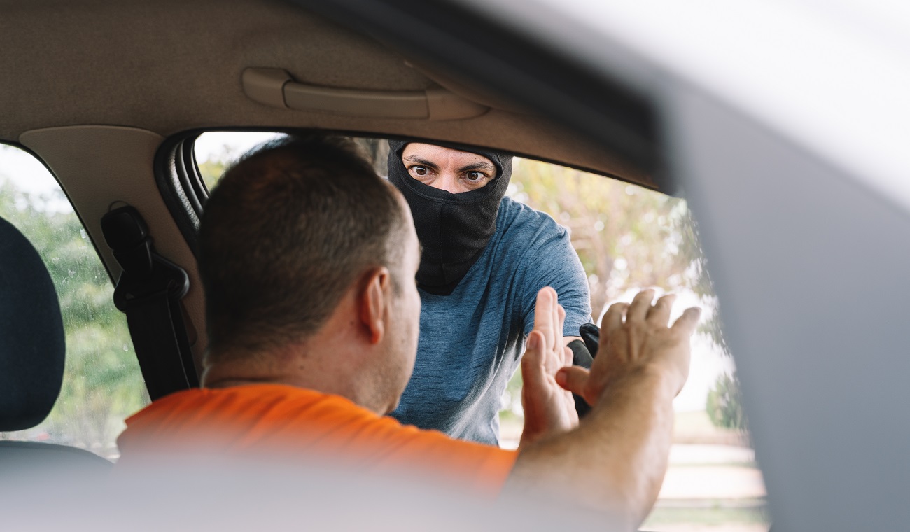 Cómo pedir ayuda a la Policía si pasajeros intentan robarle el carro