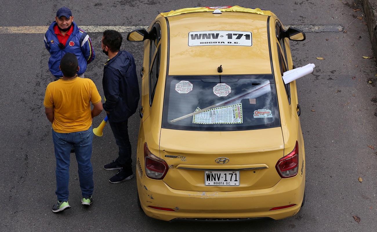 Taxista terminó agredido por exigir lavada a pasajera que se le vomitó Taxista terminó agredido por exigir lavada a pasajera que se le vomitó