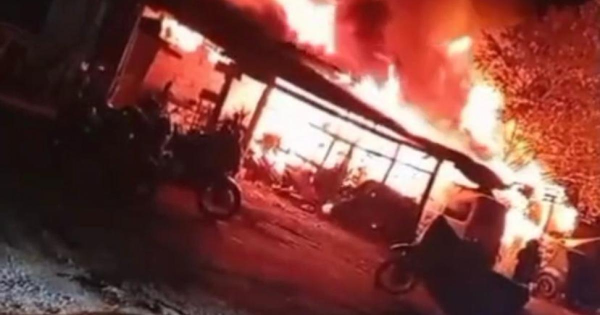 Noticias Medellín: Incendio devasta un parqueadero en Barbosa
