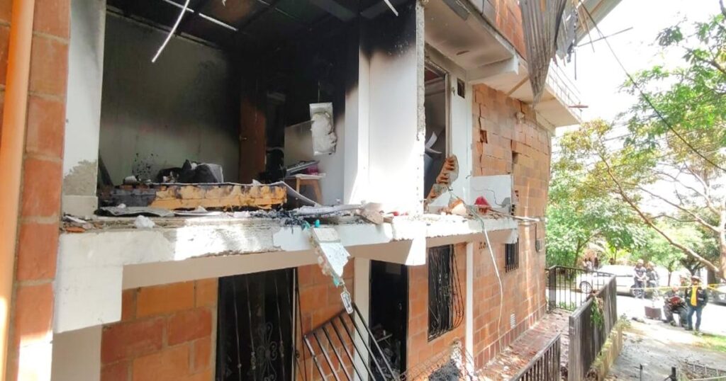 Antioquia: Tres viviendas evacuadas y 30 más deja explosión en Bello Antioquia: Tres viviendas evacuadas y 30 más deja explosión en Bello