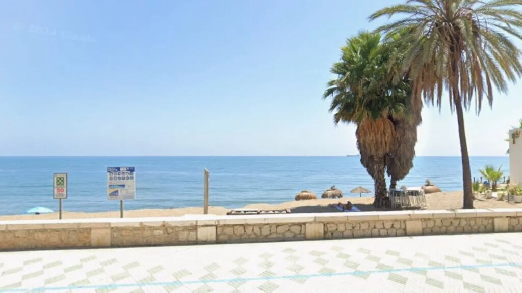 Hallan el cuerpo sin vida de una mujer en la orilla de una playa en Málaga