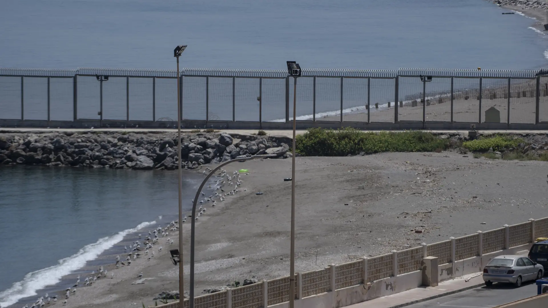 Herido un guardia civil en la frontera de Ceuta al ser atacado con garfio en una jornada «intensa y peligrosa» Herido un guardia civil en la frontera de Ceuta al ser atacado con garfio en una jornada «intensa y peligrosa»