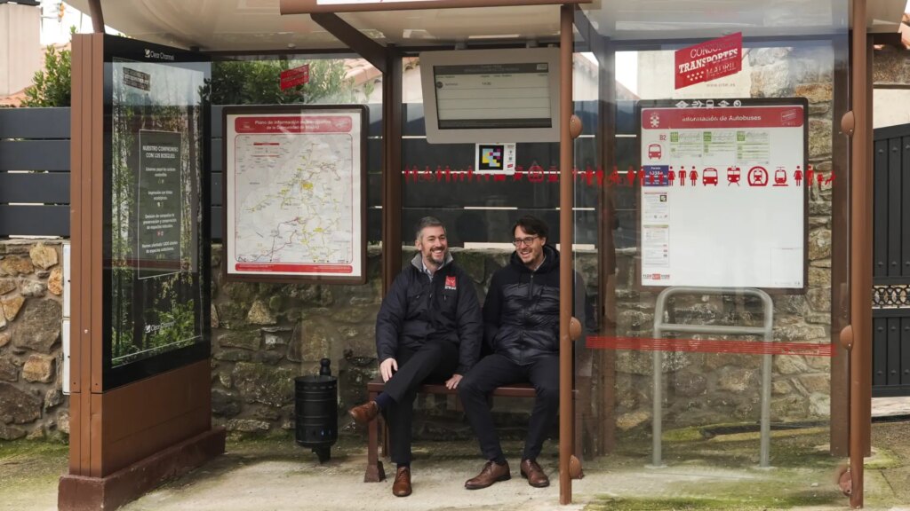 La Comunidad de Madrid instala nuevas marquesinas de autobús con calefacción en tres pueblos de la Sierra Norte