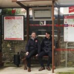 La Comunidad de Madrid instala nuevas marquesinas de autobús con calefacción en tres pueblos de la Sierra Norte