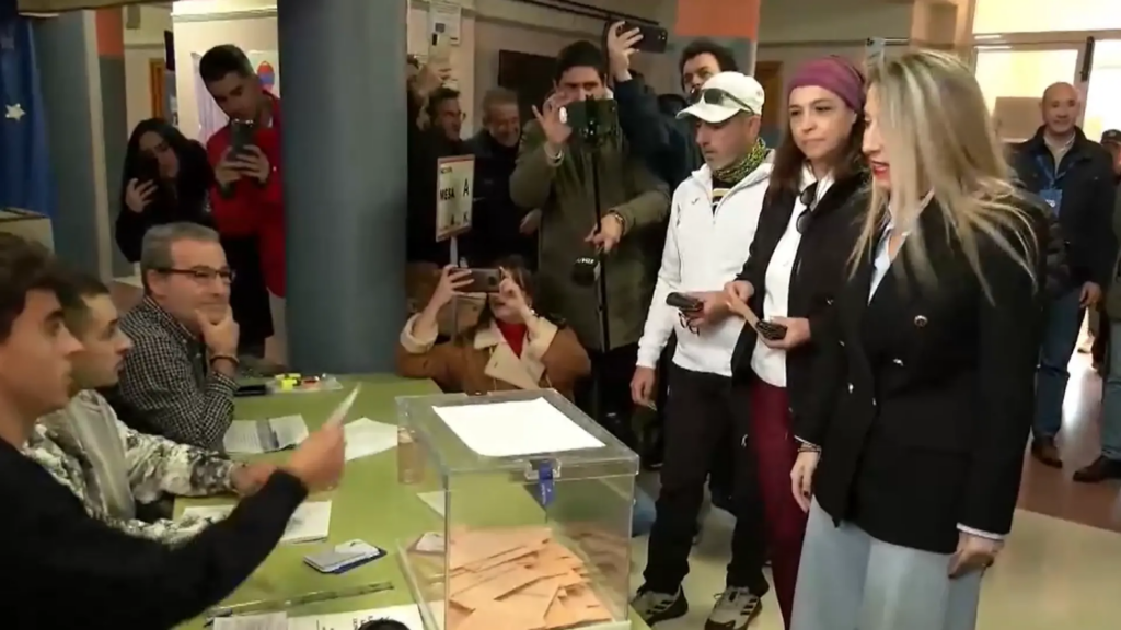 La anécdota entre risas de María Guardiola en su colegio al darse cuenta que se iba a colar: "Perdona, no te he visto"