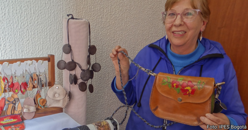 La bogotana que terminó el bachillerato a los 68 años y a los 70 montó su propio taller de accesorios de cuero en Suba La bogotana que terminó el bachillerato a los 68 años y a los 70 montó su propio taller de accesorios de cuero en Suba