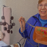 La bogotana que terminó el bachillerato a los 68 años y a los 70 montó su propio taller de accesorios de cuero en Suba