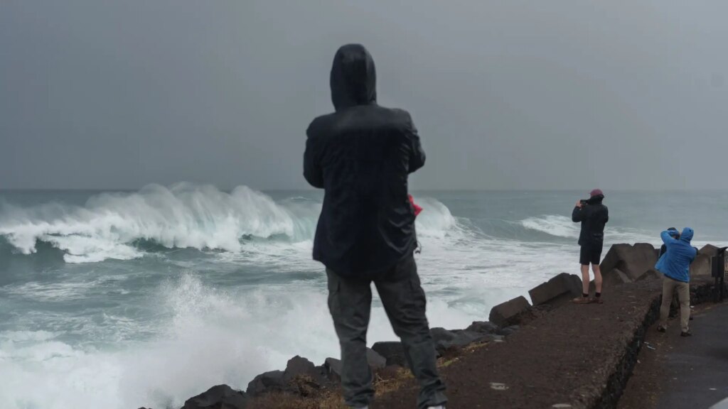 La borrasca Emilia deja nieve, oleaje y lluvia en Canarias y más de mil incidencias