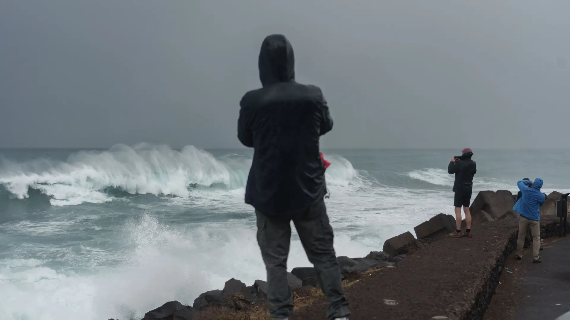 La borrasca Emilia deja nieve, oleaje y lluvia en Canarias y más de mil incidencias La borrasca Emilia deja nieve, oleaje y lluvia en Canarias y más de mil incidencias
