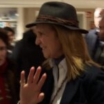 La infanta Elena acude a la firma de la biografía de Juan Carlos I en Madrid y muestra su apoyo a la autora