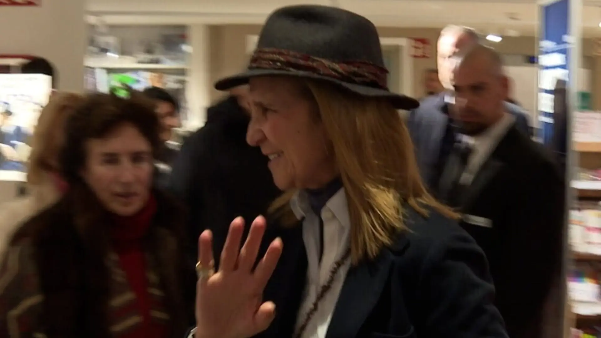 La infanta Elena acude a la firma de la biografía de Juan Carlos I en Madrid y muestra su apoyo a la autora