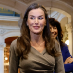 La reina Letizia vuelve a recuperar su aclamado vestido de ‘efecto tipazo’ que, 2 años después de su estreno, sigue a la venta