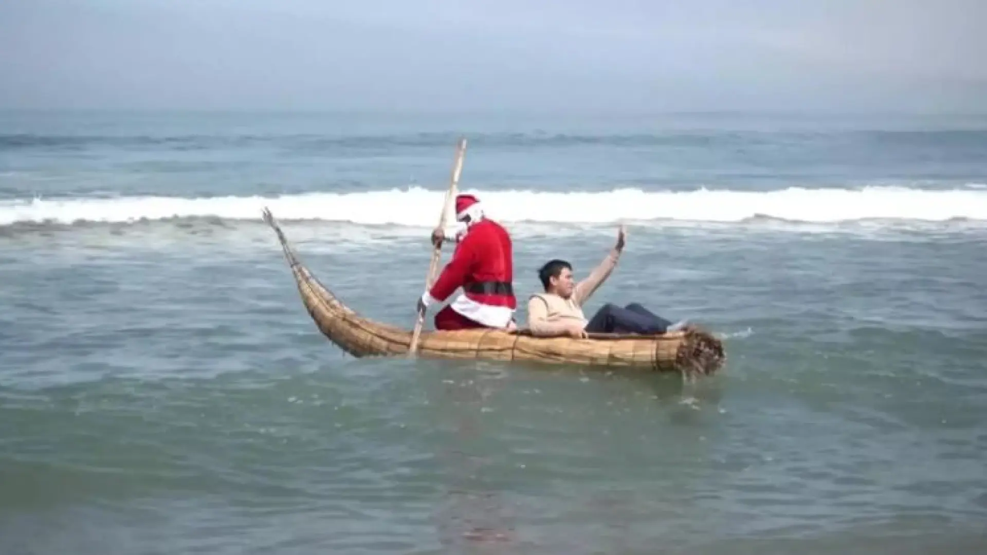 Papá Noel sustituye los renos por las canoas y llega a Perú semanas antes de Navidad Papá Noel sustituye los renos por las canoas y llega a Perú semanas antes de Navidad