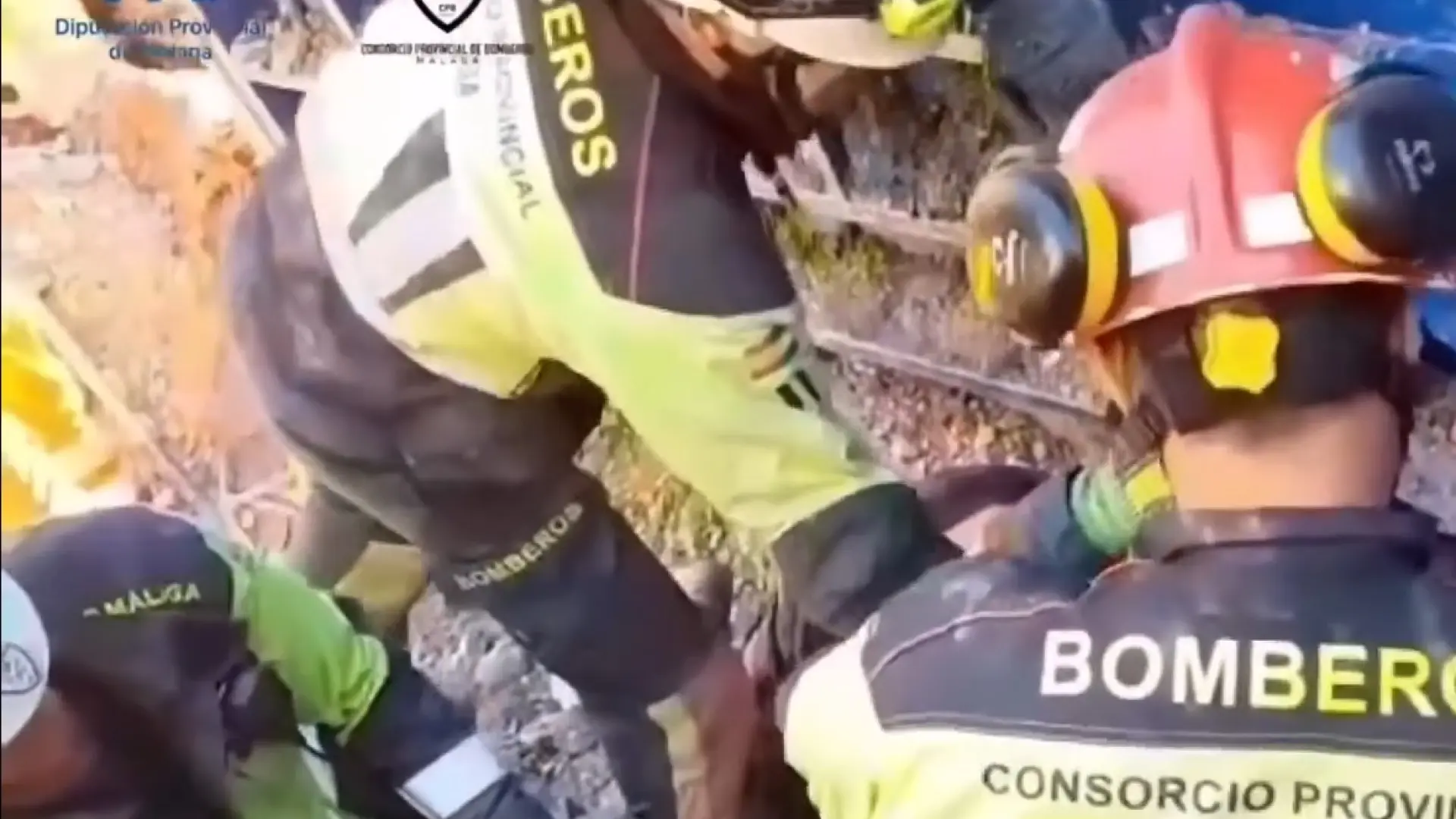 Rescatan a un hombre atrapado bajo tres metros de escombros tras el colapso de una estructura en Vélez-Málaga
