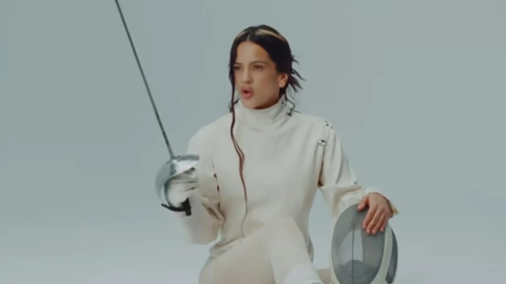 Rosalía lanza el videoclip de ‘La Perla’, en el que da la estocada a su «terrorista emocional» Rosalía lanza el videoclip de ‘La Perla’, en el que da la estocada a su «terrorista emocional»