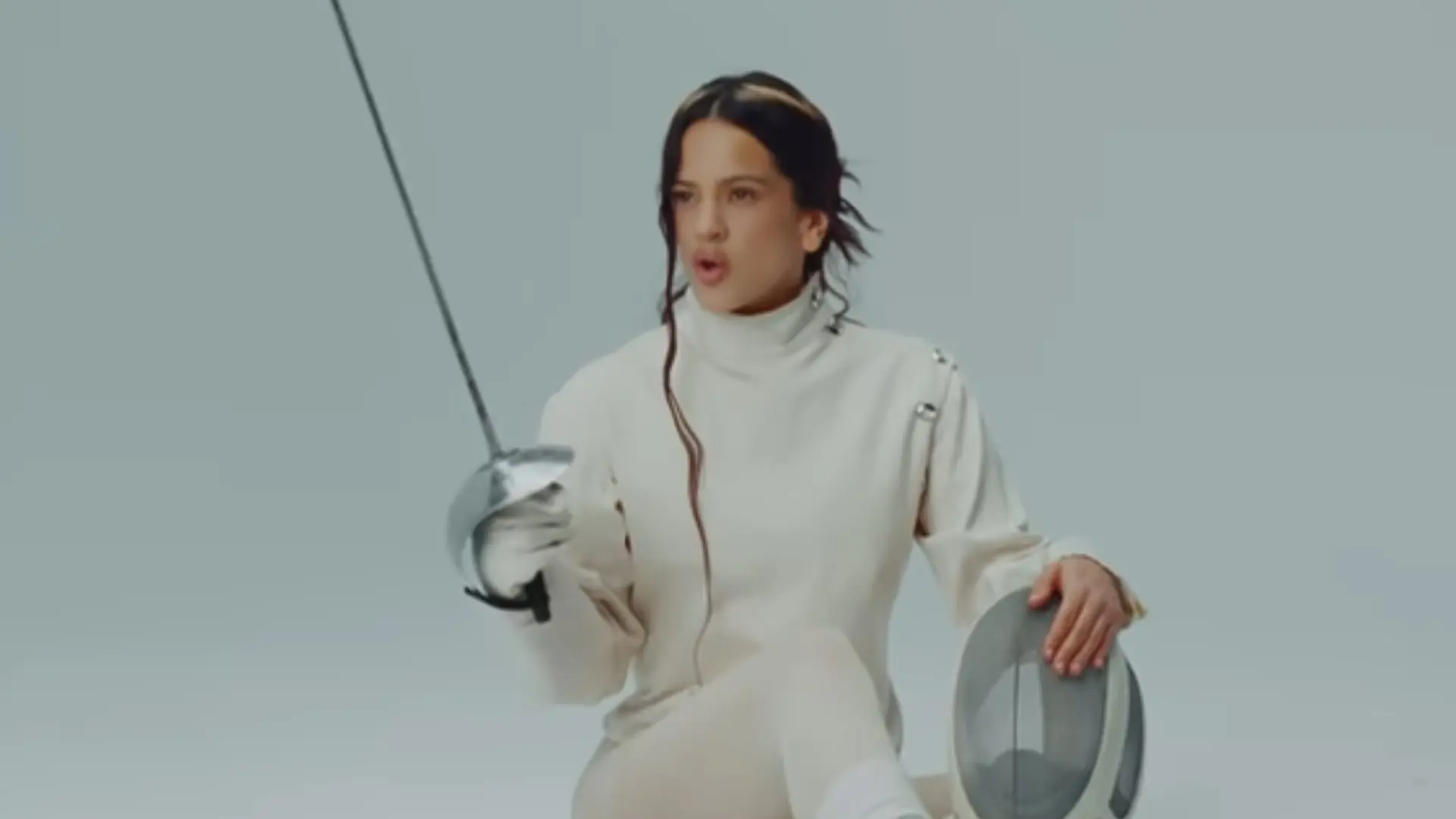 Rosalía lanza el videoclip de ‘La Perla’, en el que da la estocada a su «terrorista emocional»