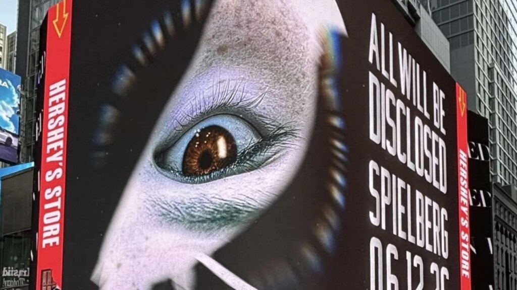 Spielberg crea inquietud con su película sobre alienígenas y platillos volantes: ¿qué significan esos carteles?